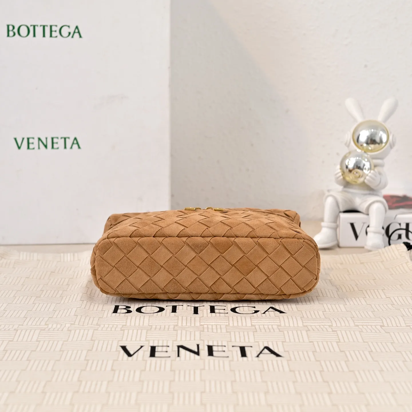 Batch 1360 #BV new Vanity Case suede cosmetic bag 🎈 is a super practical and stylish box cosmetic bag [Fireworks], using the brand's most classic cowhide weaving, with two-way zipper opening and closing, the overall style is retro and elegant, the top handle can be adjusted at will, the hand-held elegant temperament, cross-body casual and casual, unlocking various concave shape scenes 🎬 Model: 9109 Size: 22x12.5x5
